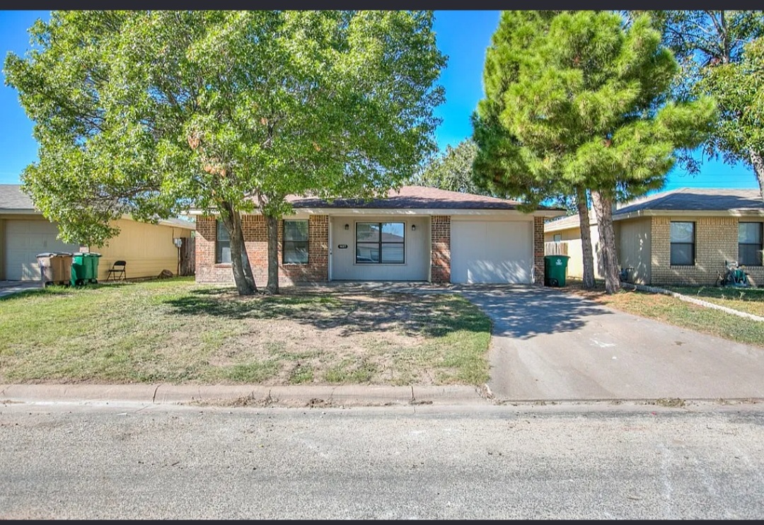 BEAUTIFULL MOVE IN READY HOME